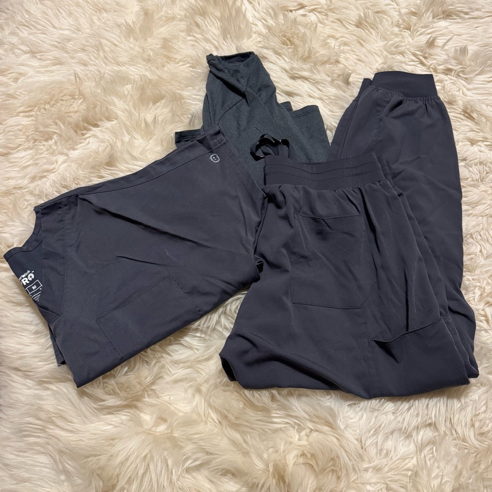 WonderWink Pro Women’s Medium/Petite Scrub Set in Pewter, with Base Layer